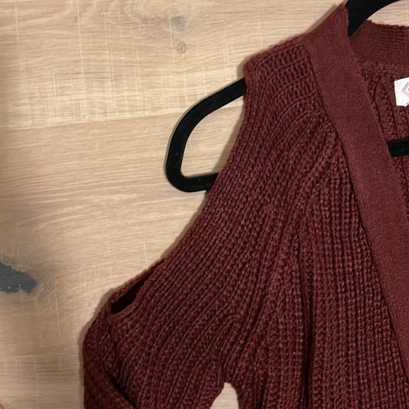 Burgundy shoulder cut-out  knit cardigan - Picture 3 of 4